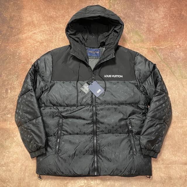 Louis Vuitton 1V路易 S原版满印胸前刺绣Logo羽绒服防水加厚连帽保暖时尚潮流 采用80白鸭绒，充绒量400克，蓬松度满满。 定制拉链 辅料三标