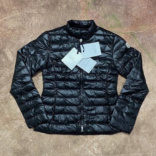 女款Moncler蒙口25新款Lgelle轻薄立领短款羽绒服，以经典绗缝设计勾勒修身轮廓，立领细节提升气质，轻盈保暖两不误。开春换季或冬日叠穿，一件轻松驾驭多变