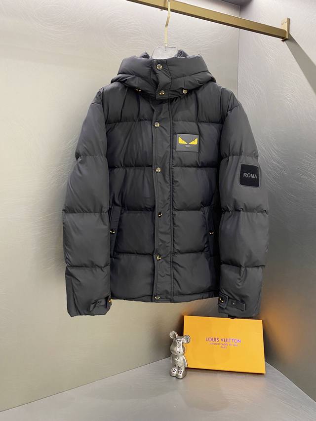 顶级版本 Fendi芬迪2025秋冬新款小怪兽高版本羽绒服 顶级90白鸭绒填充 超柔软 充羽量蓬松饱满 超级重工 原版订制五金配件 全进口原版定制 码数：M L