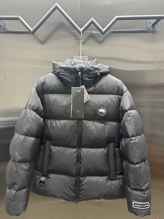 加拿大 Canada Goose连帽反光条羽绒服 一直是被公认为最保暖的羽绒服，各种各路Ins红人、网红、明星也时长穿他街拍。每年都有做Canada Goose