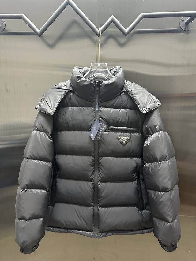 prada 普拉达 25Ss新款 绝对的高品质 采用顶级90白鸭绒 超柔软 充羽量蓬松饱满 超级重工 面料做工杠杠的版型完美 注意面料超舒服 以潮奢感入局，实现
