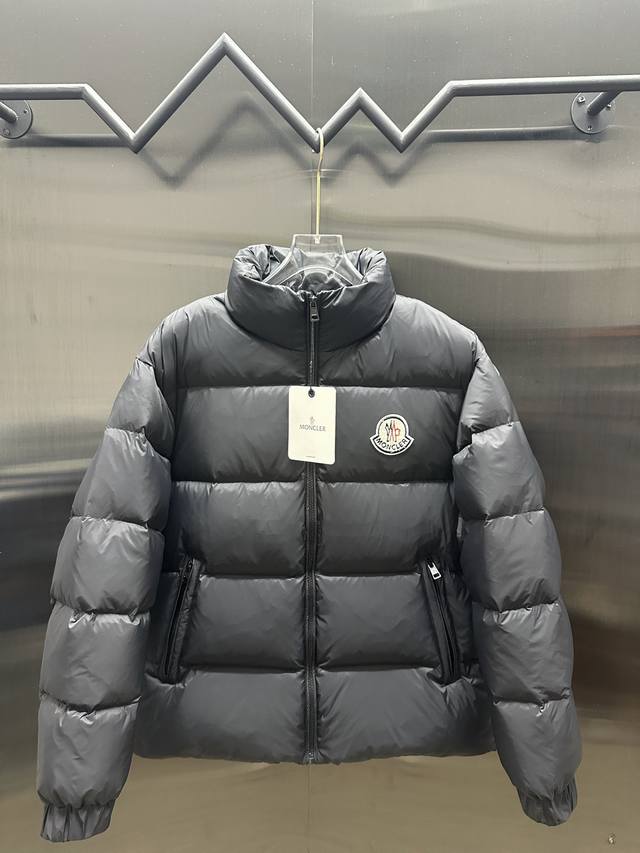 Moncler Citala短款男士羽绒服夹克外套. 特级欧规鸭颈绒填充.850+的蓬松度, Citala男士短款羽绒夹克采用波普色轻盈面料制成，彰显系列的朝气
