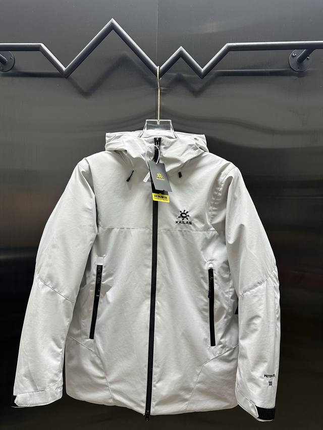 Kailas 凯乐石蒙塔娜户外滑雪羽绒服 独家货源设计理念: 中国硬壳，这款衣服灵感源自于美国科罗拉多州阿斯本山滑雪场 Aspensnowmass ，备受专业滑