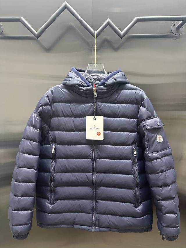 Moncler蒙口盟可睐Avocette纯色连帽拉链户外保暖排骨羽绒服 90绒填充 750蓬松度 田岛绣刺 白鸭绒 短款轻薄连帽羽绒服 外套 胸前侧拉链小口袋，