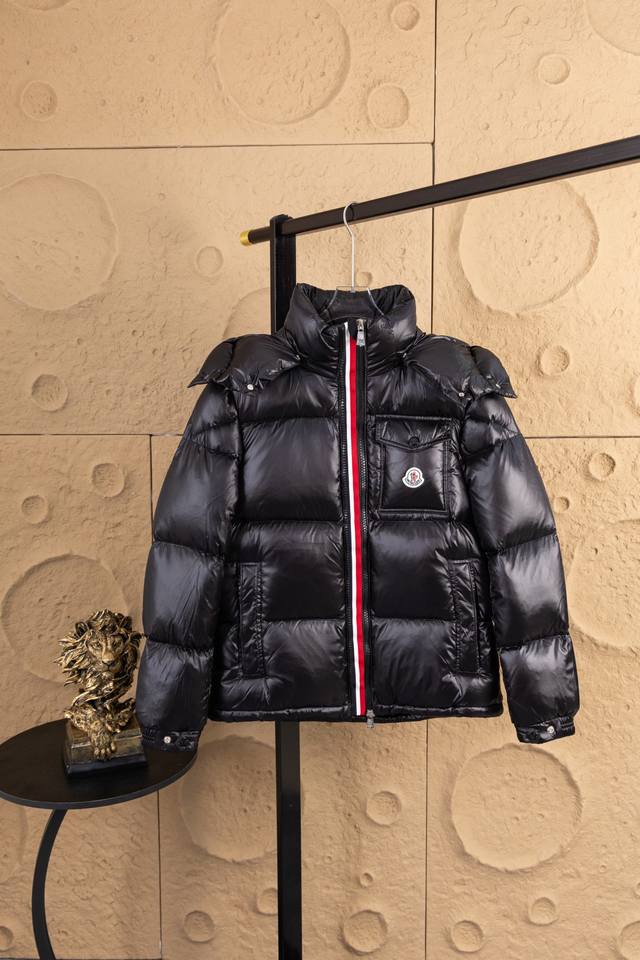 供 款号：Zz030 蒙口三色织带彩条短款羽绒服# 顶级原版 ｜蒙口 盟可睐专柜同步在售！ 材料工艺解析： 1原版Nfc感应式防伪芯片 手机打开Nfc功能，亮屏