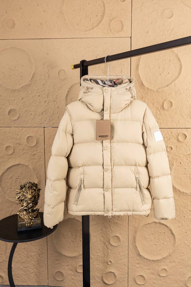 供 款号：Zz025 巴宝莉Burberry* 可拆式衣袖连帽羽绒服 复古格纹内衬的高领与连帽 可拆袖变马甲造型 上身效果超级棒 舒适保暖 超级实用 按扣与隐藏