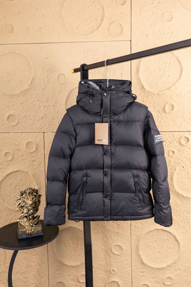 供 款号：Zz025 巴宝莉Burberry* 可拆式衣袖连帽羽绒服 复古格纹内衬的高领与连帽 可拆袖变马甲造型 上身效果超级棒 舒适保暖 超级实用 按扣与隐藏