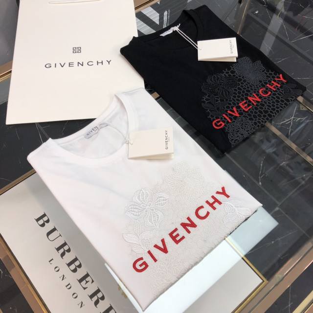 Givenchy 纪梵希 男女同款！ 春夏新款短袖！ 原单情侣款刺绣圆领T恤 春夏系列，作为专柜正在售款 毫无疑义的在售价上属于轻奢的一挂 低调极简，胸前有刺绣