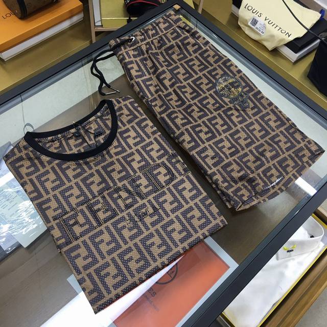 芬迪 Ss夏套装系列专柜新款，原版定制进口面料，细节拍摄一目了然，完美印花设计图案更显独特风格 上身效果版型极佳 码数：M-3Xl，现货发售。