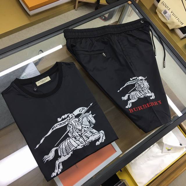 巴宝莉 Ss夏套装系列专柜新款，原版定制进口面料，细节拍摄一目了然，完美印花设计图案更显独特风格 上身效果版型极佳 码数：M-3Xl，现货发售。