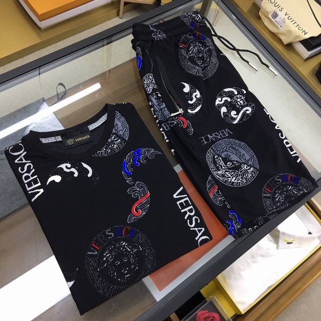 范思哲 Ss夏套装系列专柜新款，原版定制进口面料，细节拍摄一目了然，完美印花设计图案更显独特风格 上身效果版型极佳 码数：M-3Xl，现货发售。