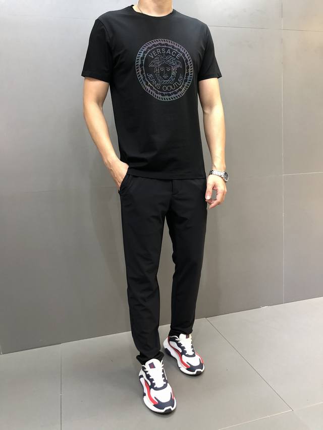 范思哲。 年最新爆款短袖T恤。专柜同步，整体图案简洁大方而又不失格调，经典奢华品牌Logo 面料选用进口120D双股双丝光棉。手感舒适顺滑，上身透气凉爽，绝对走