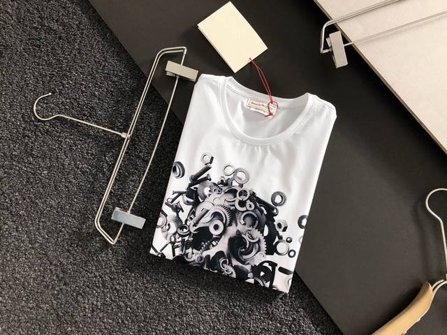 Mq*20开年巨爆黑白双色双丝光棉数码骷髅头喷绘短袖，双丝光棉打造，3标齐全专柜款，顶级印花，面料舒适自留款，采用进口高端订制面料，进口丝线手感一流！高端进口印