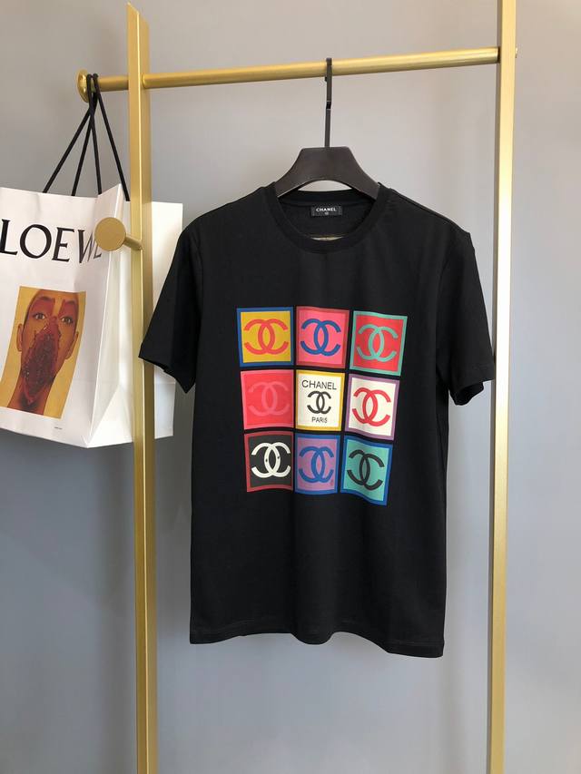 C*Hanel 小香 Ss春夏走秀款 男女同款短袖T恤，一贯的高规格出品，九宫格品牌图案 醒目辨识度高，定制高织纯棉主料 亲肤透气，成衣的挺括质感都非常好，百搭