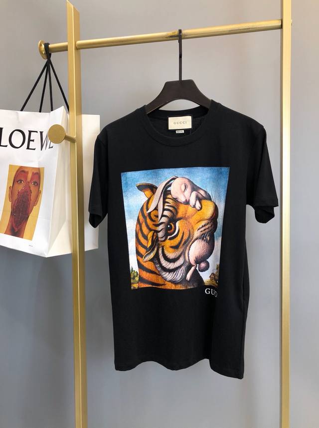 G*Ucci Ss丛林系列新款短袖T恤，超多网红明星同款，独家的进口原厂面料，100%原版一致，这款就是一眼爆款的，时尚又不失高雅，非常百搭实穿！尺码：S-2X