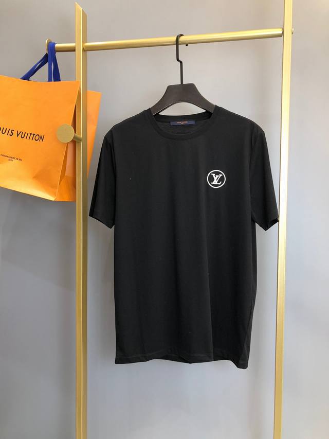 LV 驴牌 20Ss新款短袖T恤，胸前精致刺绣Logo 后背满幅字母印花，品味首选，简约随性 随意穿出高级感，搭配性极强。尺码：S-2Xl