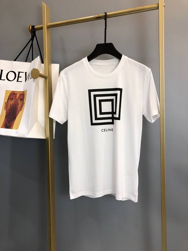 C*Eline Ss春夏走秀款短袖T恤 定制双股长绒棉主料 质感细腻饱满，胸前经典品牌图案 兼容并蓄 绝对是你衣橱里必不可少的百搭款。尺码：S-2Xl