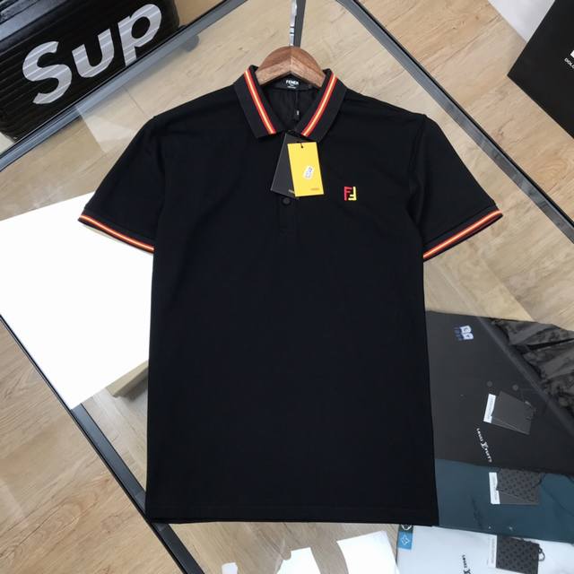 Fendi 芬迪 Ss春夏新款，专柜同步有售，原单狠货，爆款休闲短T，甄选优质原版珠地纹面料，精致裁剪工艺，顶级绣花工艺，品牌字母Logo时尚设计理念，档次极高