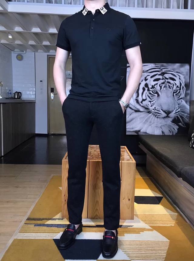 L外贸公司订单大货 春夏新款 专柜同步发售 无疑是型男衣橱必备品 采用客供丝光珠地面料 这样的面料干爽、吸汗且不容易变形 细腻柔顺的质感 上身笔挺身段！ 从扣眼