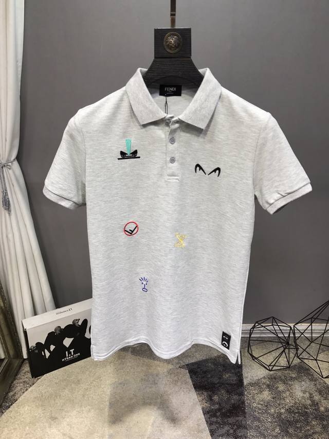 特价 Fen#Di 芬#迪 20Ss春夏系列 官网同步polo恤 进口订制面料 最新刺绣图案 柔软细腻 做工精细到位 干净利落剪裁 时尚人士轻轻松松完美驾驭 上