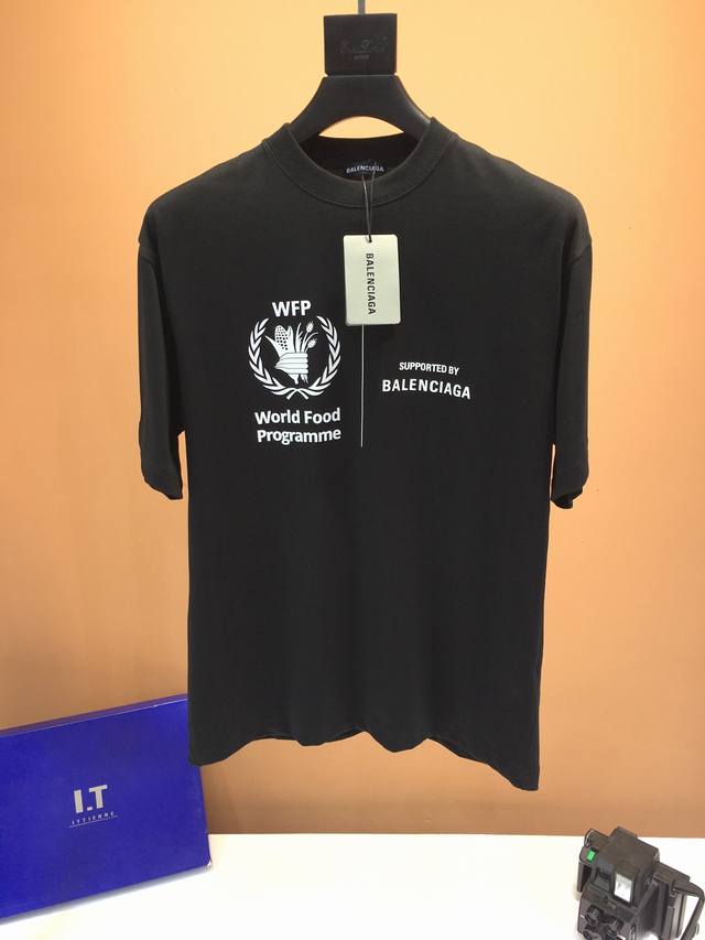 Balenciaga 巴黎世家， Ss春夏新款，专柜同步有售，原单狠货，爆款休闲短T，甄选优质原版面料，精致裁剪工艺，顶级压胶印花工艺，品牌独特的设计理念，迎合