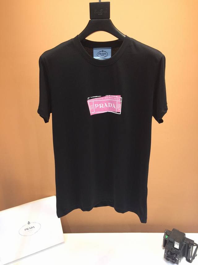prada 普拉达， Ss春夏新品，专柜同步有售，原单狠货，时尚奢华单品，采用进口120支欧棉透气面料，穿着凉爽透气，舒适度极高，专柜卖相，经典字母印华图案Lo