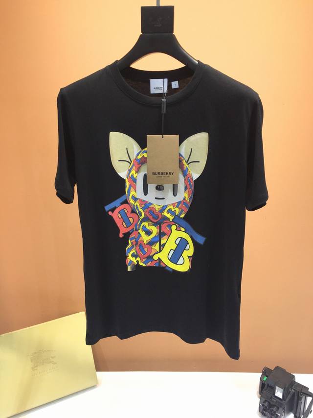 Burberry 巴宝莉， Ss春夏新品，专柜同步有售，原单狠货，时尚奢华单品，采用进口120支欧棉面料，采用最新元素卡通印花图案，袖口精致手工密织刺绣Logo