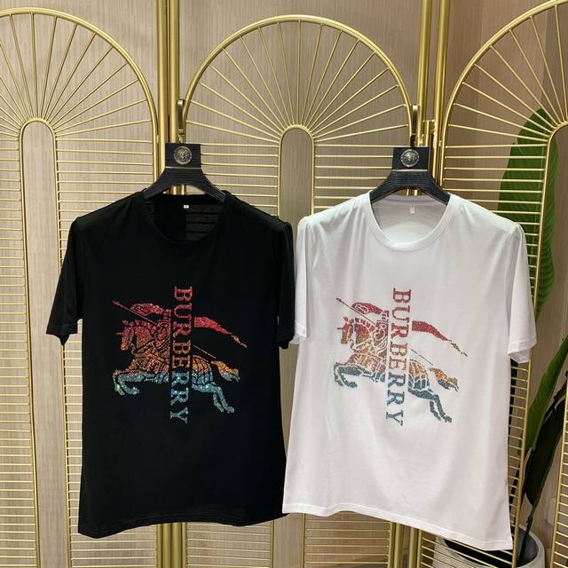 p 巴宝莉。 年最新爆款短袖T恤。专柜同步，澳钻烫钻原料图案。整体图案简洁大方而又不失格调，澳洲进口烫钻。经典奢华品牌Logo 面料选用进口丝光棉。手感舒适顺滑