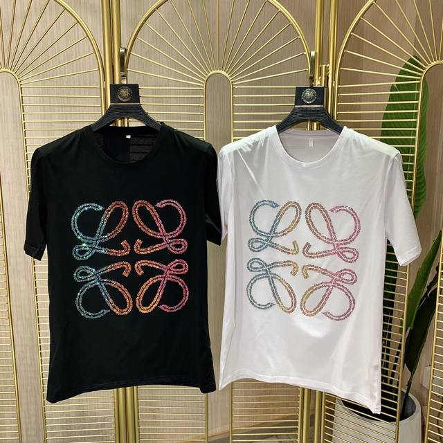 p 罗意威。 年最新爆款短袖T恤。专柜同步，澳钻烫钻原料图案。整体图案简洁大方而又不失格调，澳洲进口烫钻。经典奢华品牌Logo 面料选用进口丝光棉。手感舒适顺滑