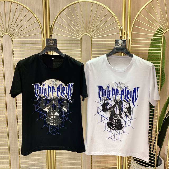 p pp。 年最新爆款短袖T恤。专柜同步，澳钻烫钻原料图案。整体图案简洁大方而又不失格调，澳洲进口烫钻。经典奢华品牌Logo 面料选用进口丝光棉。手感舒适顺滑，