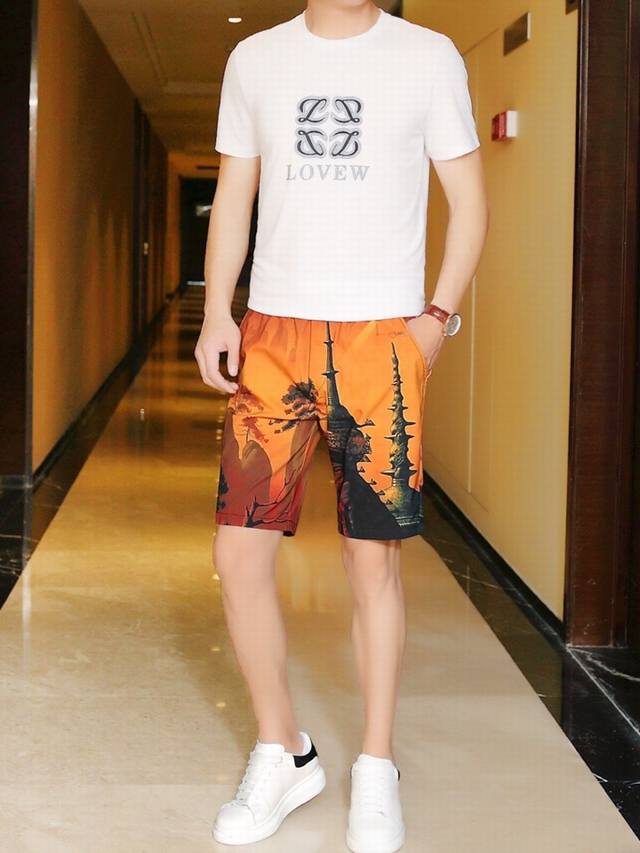 D&G 杜嘉班纳 意大利夏季新款高级时装休闲短裤、专柜同款支持验货简约时尚，从容百搭，舒适清爽，百年奢侈品牌，英伦传统高贵的设计风格，尽显高贵气质赢取无数人的欢