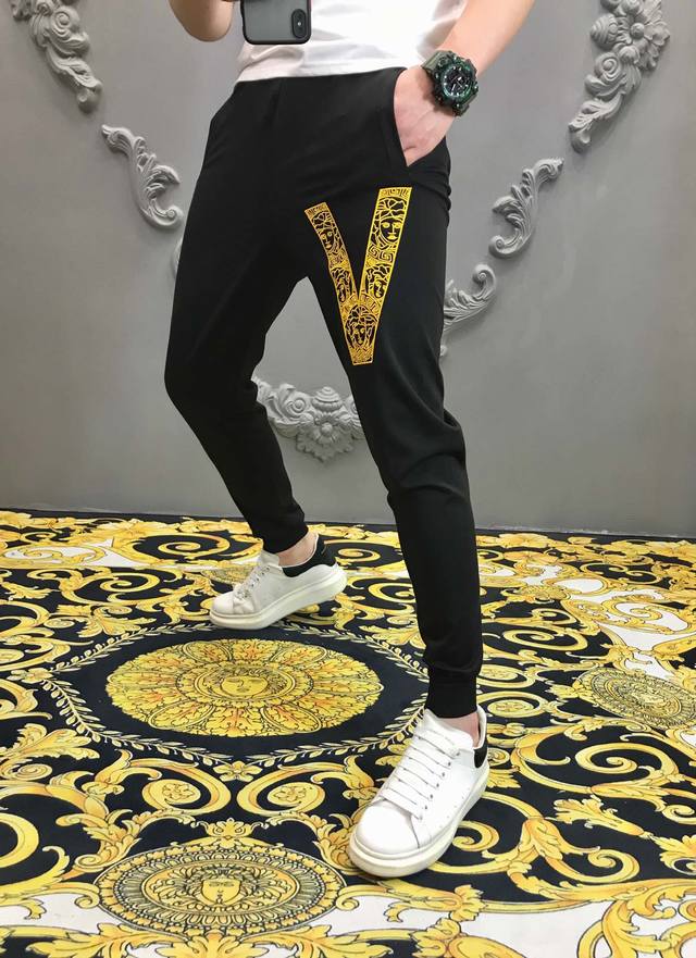 Versa*Ce Zl003 范家 20Ss夏季爆款休闲裤，裤腿和背后口袋刺绣V字美杜莎头像Logo标志、涤纶棉面料，贴身舒适，抽绳设计，时尚潮味十足！休闲百搭