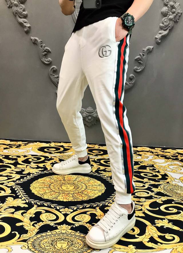 Gucci 古奇 年春夏新品休闲裤，自主设计师团队打造，潮流前线系列，选用进口定制聚酯纤维混纺面料，两侧织带装饰，裤腿独家设计师设计Logo字母图案刺绣，视觉效
