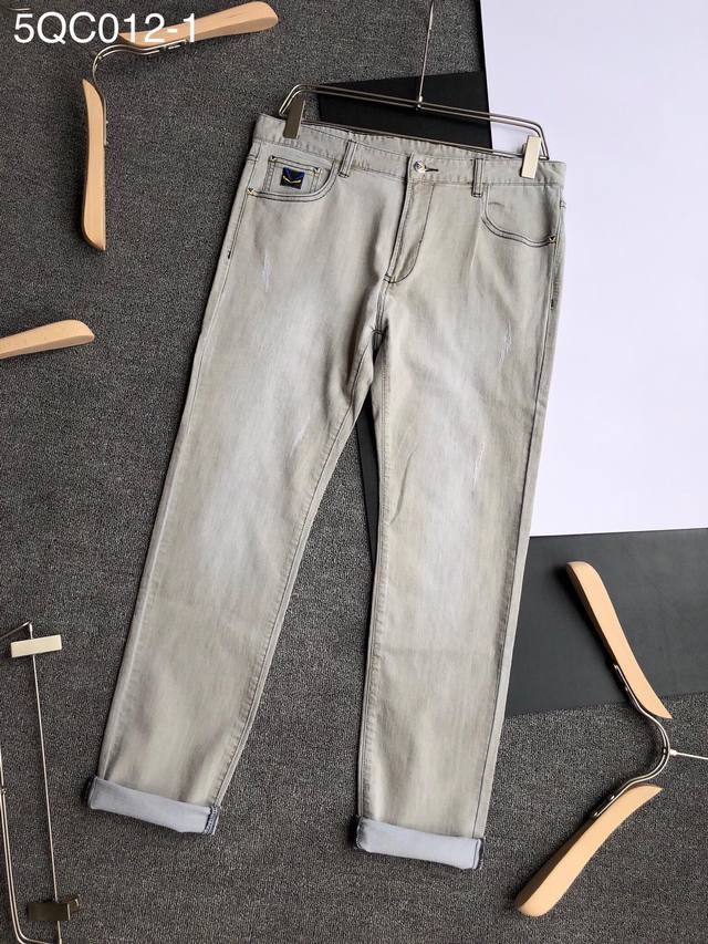 芬迪原单狠货 Ss第一波新品牛仔裤 原厂代工五金，辅料都是1:1的跟足原版设计真正殿堂级的牛仔裤, 不挑人 上身绝对的有型超精致刺绣修身版设计绝对走在潮流最前端