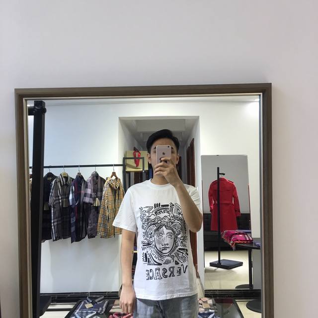 特价 Vers 新款圆领短袖T恤发售，奢华大气的透气数码印花，图案清晰，色泽艳丽，手感非常细腻柔顺，经过特殊工艺处理，不易起皱，车工整齐，2色 码数：M-Xxx