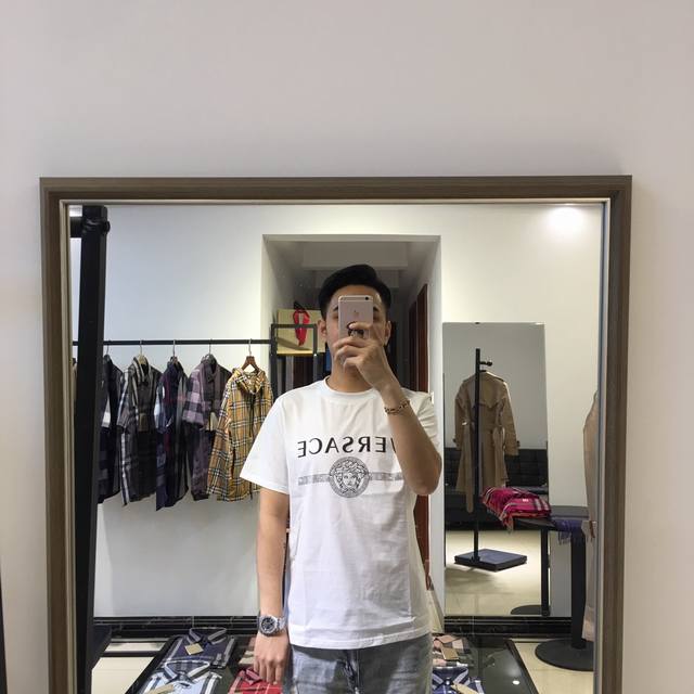 特价 范思哲 春款新品米兰时装周走秀款时尚短袖T恤进口定制丝光棉面料 手感顺滑 吸汗透气 精致Logo 超炫视觉享受上身超赞 M-3Xl。