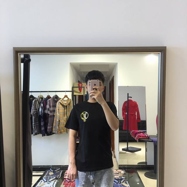 特价 驴牌 春夏新款男士字母印花T恤全网独家首发数码印花工艺做工精致定制丝光面料，手感顺滑。整衣走线整齐，细节完美体现！上身时尚有型！尺码：M-3Xl