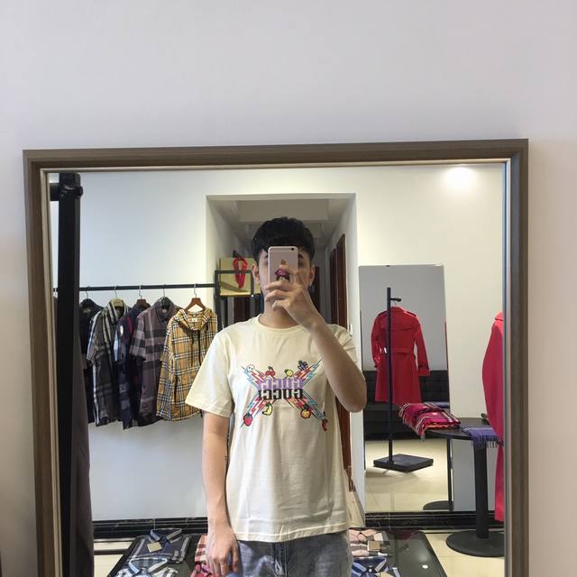 特价 Guu 春夏新款男士字母印花T恤全网独家首发数码印花工艺做工精致定制丝光面料，手感顺滑。整衣走线整齐，细节完美体现！上身时尚有型！尺码：M-3Xl