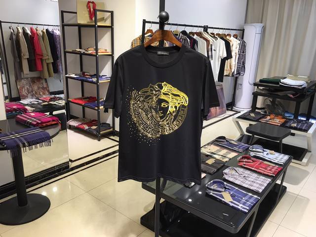 特价 Verc哲、 Ss早春新品首发圆领短袖T恤 米兰走秀定制打造新款 Logo烫钻刺绣设计 设计风格独特新颖 ，新款潮T 颜色：黑色 白色 尺码：M-3Xl