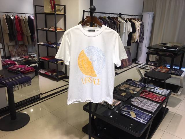 特价 Versa 哲 春款新品米兰时装周走秀款时尚短袖T恤进口定制丝光棉面料 手感顺滑 精致进口烫印工艺 上身超赞 。M-3Xl。