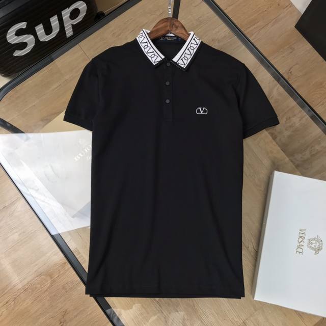 Valention 华伦天奴、 春夏最新款，专柜官网同步发售，经典翻领polo衫！定制专柜珠地丝光棉面料，细腻柔软，面料，辅料全部原版定制出品，重工万针刺绣图案