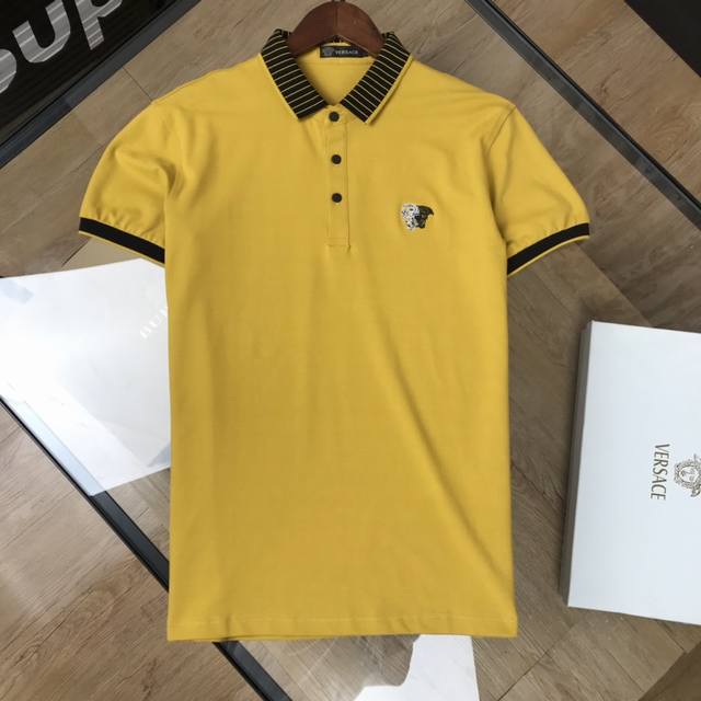 Versace 范思哲、 春夏最新款，专柜官网同步发售，经典翻领polo衫！定制专柜珠地丝光棉面料，细腻柔软，面料，辅料全部原版定制出品，重工万针刺绣图案，上身