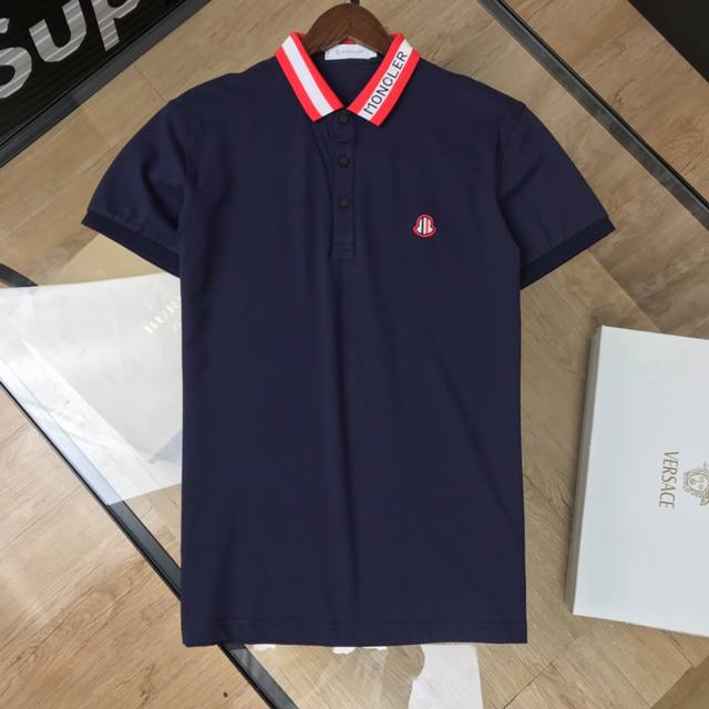 Moncler 蒙口、 春夏最新款，专柜官网同步发售，经典翻领polo衫！定制专柜珠地丝光棉面料，细腻柔软，面料，辅料全部原版定制出品，重工万针刺绣图案，上身版