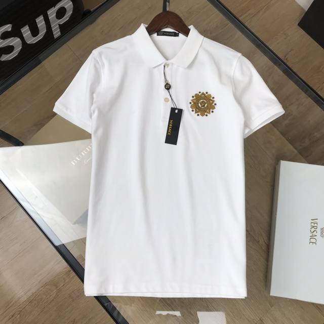 Versace 范思哲、 春夏最新款，专柜官网同步发售，经典翻领polo衫！定制专柜珠地丝光棉面料，细腻柔软，面料，辅料全部原版定制出品，重工万针刺绣图案，上身
