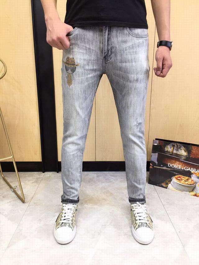 Fendi 芬迪、 专柜官网同步发售男士牛仔裤。不败经典丹宁牛仔！裤身工艺烫钻老佛爷图案设计。原版五金Logo配饰，非市场普通货！时尚有型、型男必备！原版1比1