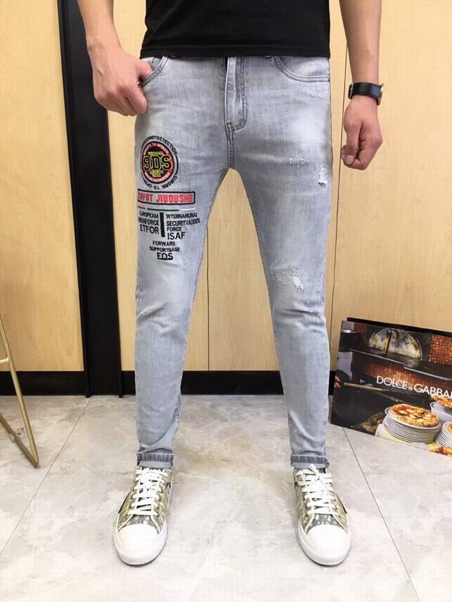 Dior 迪奥、 专柜官网同步发售男士牛仔裤。不败经典丹宁牛仔！裤身工艺刺绣徽章图案设计。原版五金Logo配饰，非市场普通货！时尚有型、型男必备！原版1比1，完