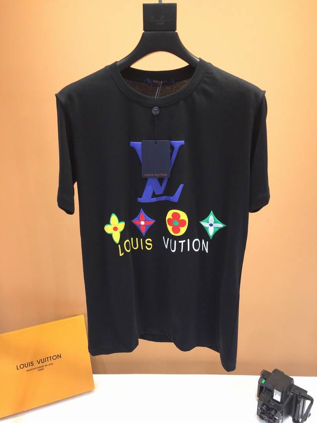 Louisvuitton 路易威登， Ss春夏最新走秀款，官网专柜同步有售，原单狠货，原版1：1订制，采用进口120支欧棉透气面料，胸前顶级压胶活性数码定位多色