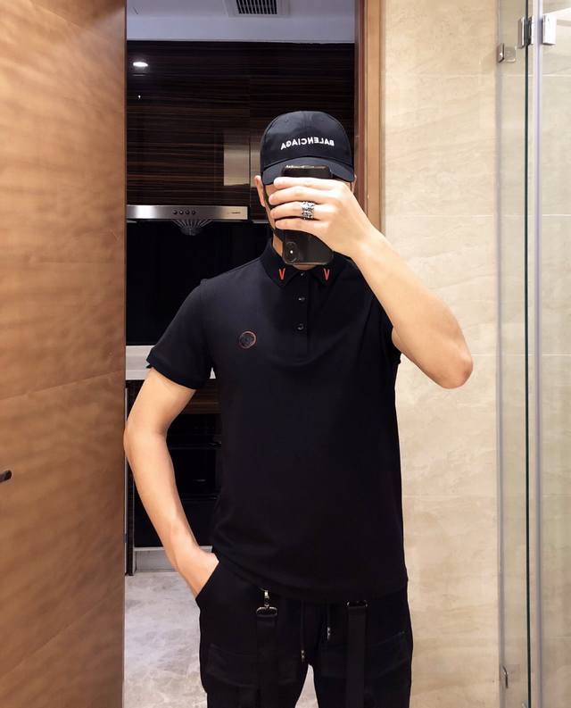 Lv 春夏丝光珠地棉翻领短袖，重磅推出，高端品质，时尚潮流单品设计，贴身定制，独特刺绣图案。细节上彰显品牌的高级感，遵循原版开发版型一致码数:M-3Xl