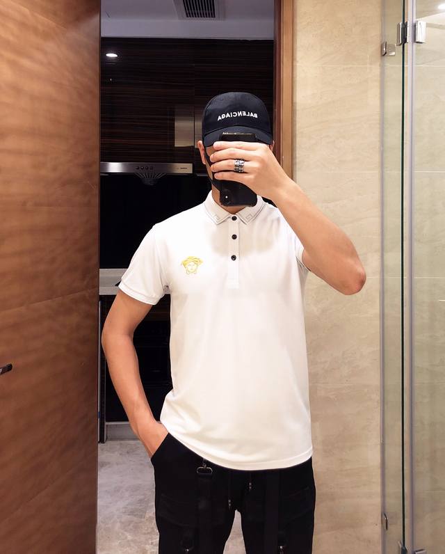 Versace 范思哲 春夏丝光珠地棉翻领短袖，重磅推出，高端品质，时尚潮流单品设计，贴身定制，独特刺绣图案。细节上彰显品牌的高级感，遵循原版开发版型一致码数: