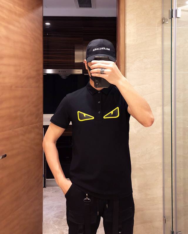 芬迪 春夏丝光珠地棉翻领短袖，重磅推出，高端品质，时尚潮流单品设计，贴身定制，独特烫胶图案。细节上彰显品牌的高级感，遵循原版开发版型一致码数:M-3Xl